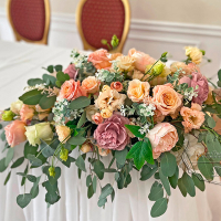 Свадебный президиум с фоном и цветами